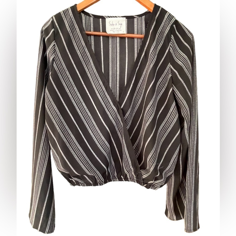 🔥🖤Sadie & Sage size M cropped black/white top.  Beautiful flowing sleeves!
